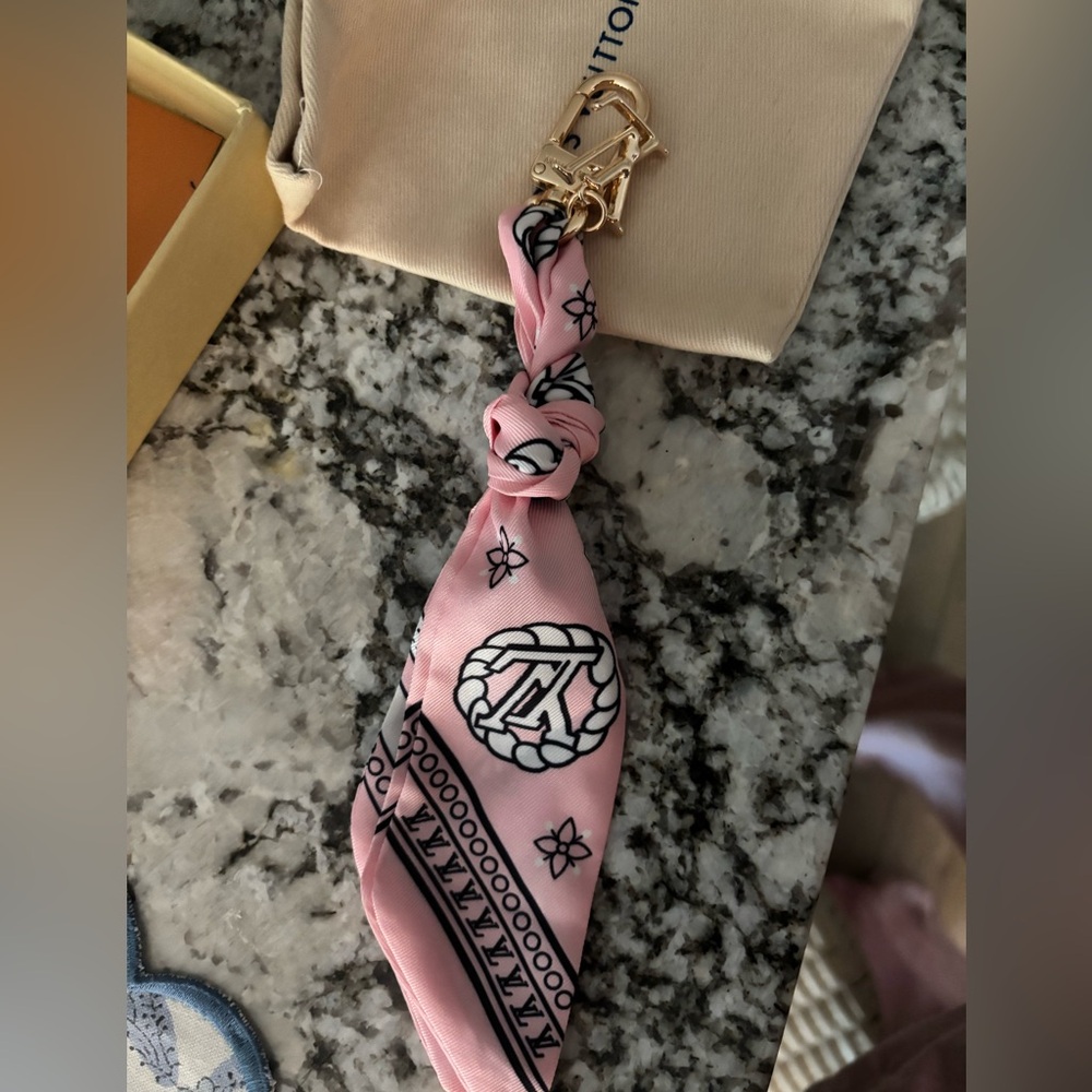 Lvee Purse scarf keychain